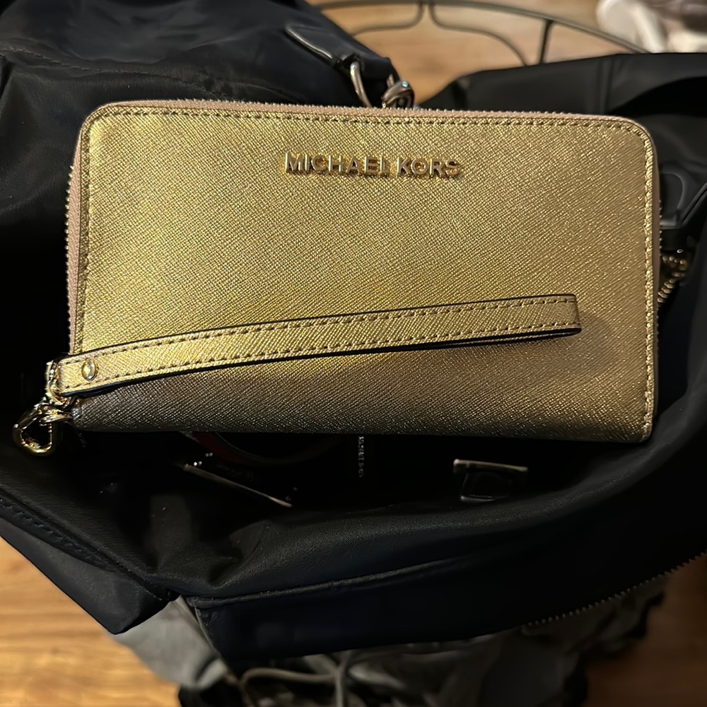 Michael kors wristlet